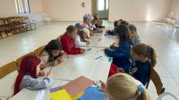 В актовом зале проходят занятия по декоративно-прикладному искусству, рисованию, лепке